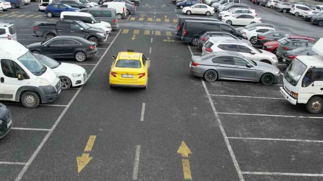 Taksiye ödediği ücret fazla gelince taksi şoförü oldu: Nazlı Bülbül ekmeğini direksiyon sallayarak kazanıyor 7